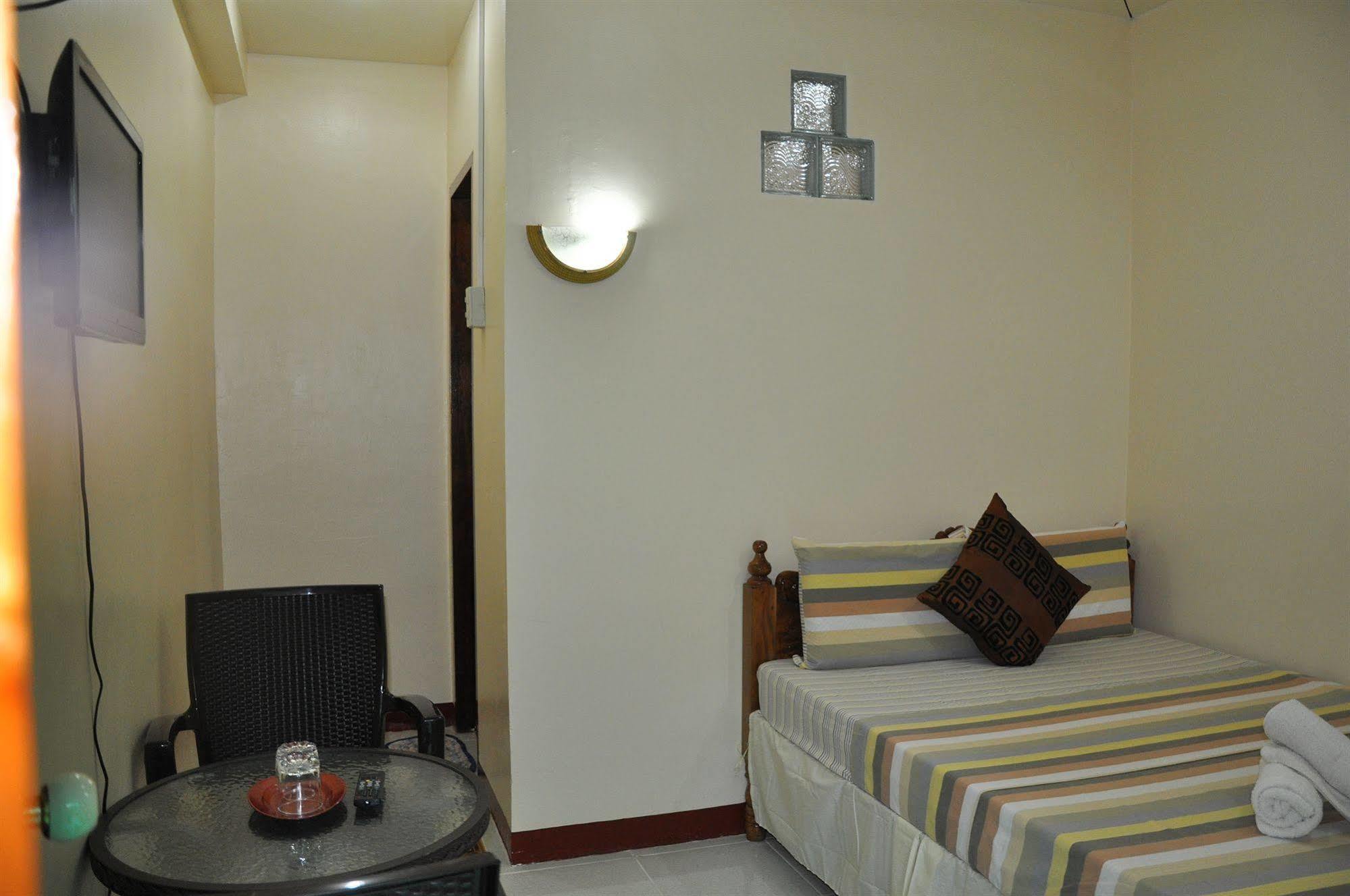 D'Lucky Garden Inn & Suites Tiniguiban Bagian luar foto